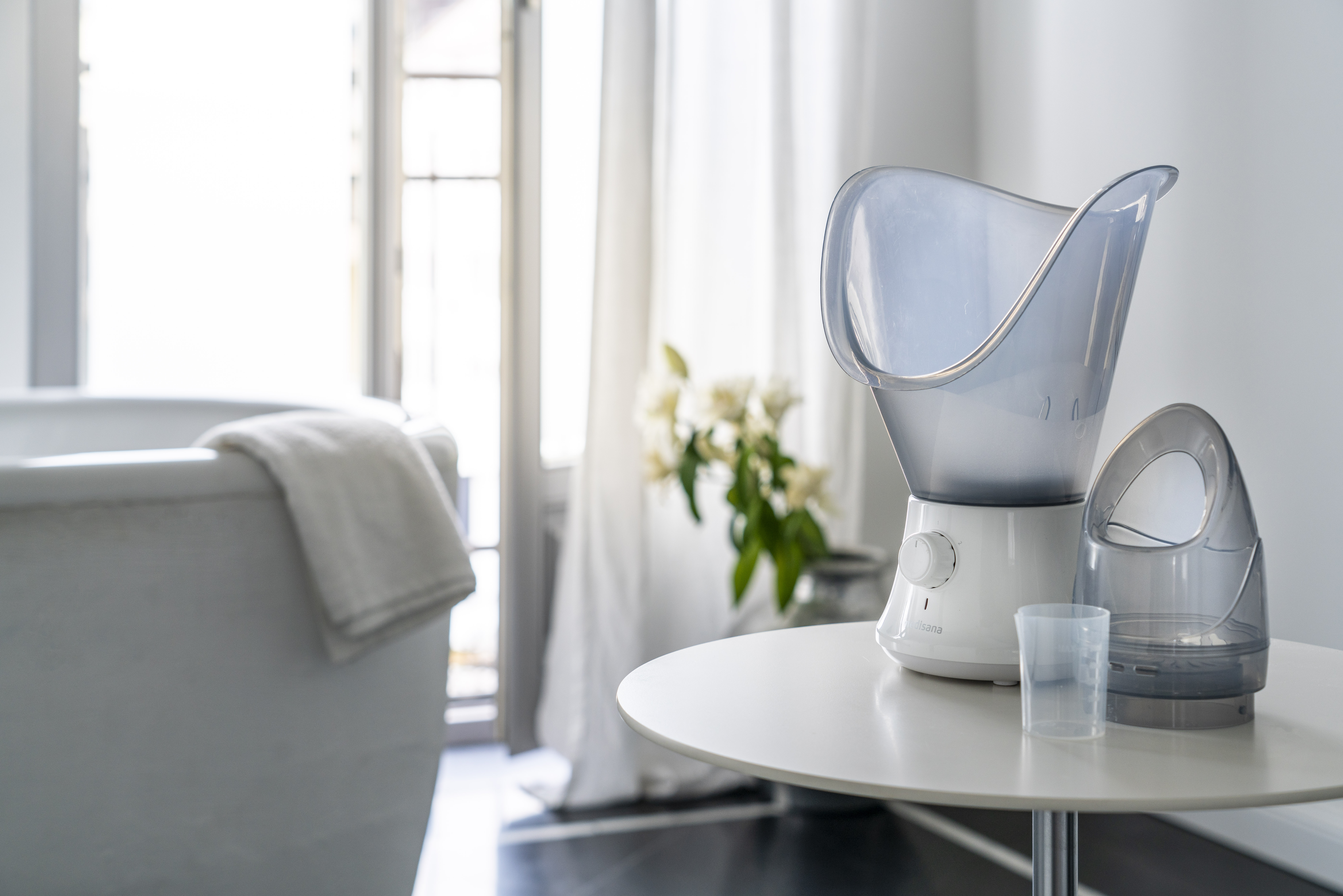 medisana DS 400 Gesichtssauna im modernen Badezimmer – effektive Dampfanwendung für intensive Gesichtspflege und freie Atemwege